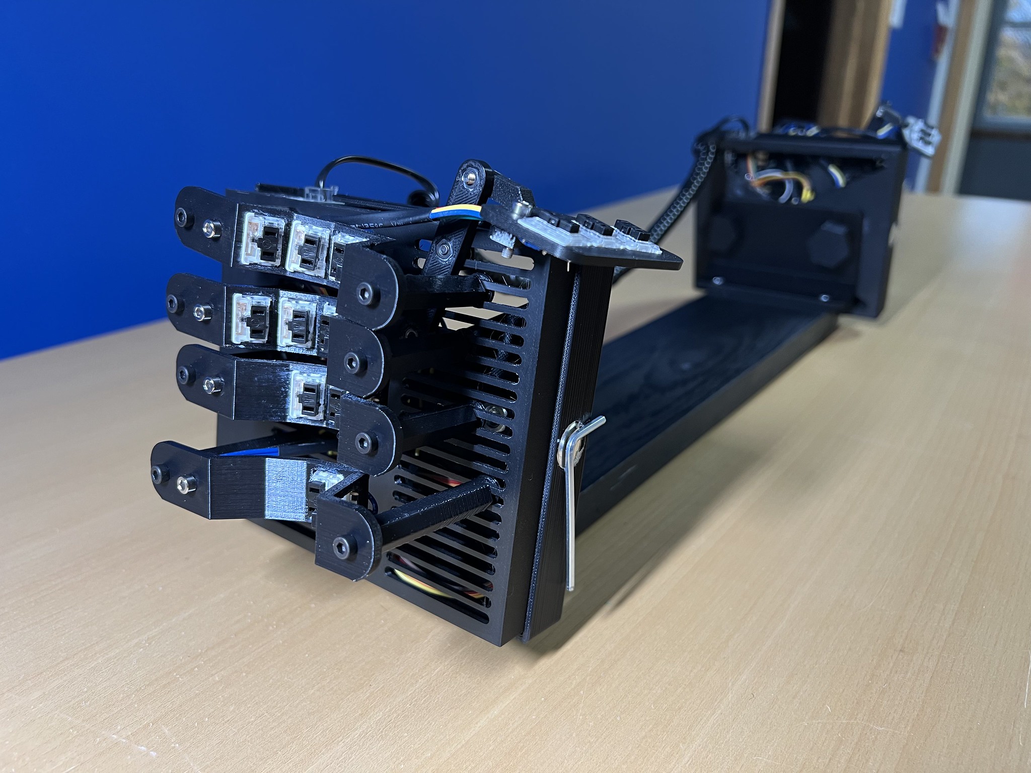 v2209 with wide split stand